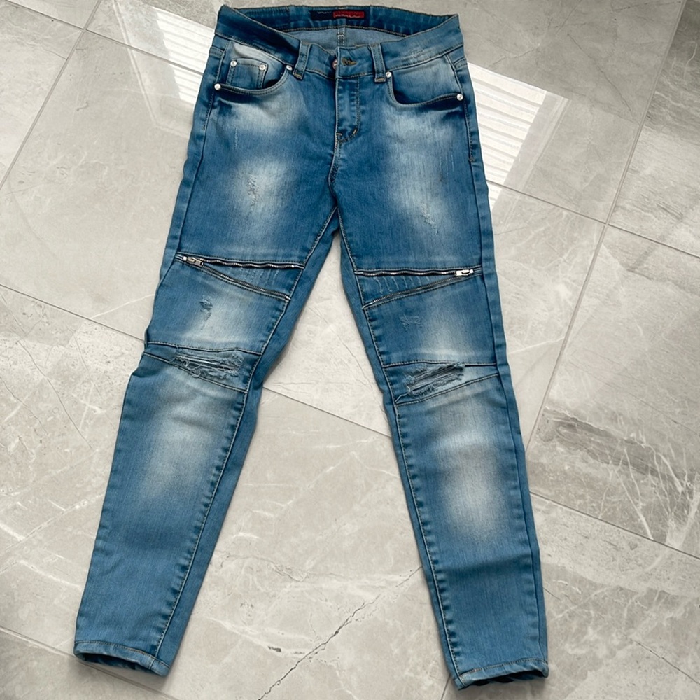 Jeans washed with zippers on knees and ripped